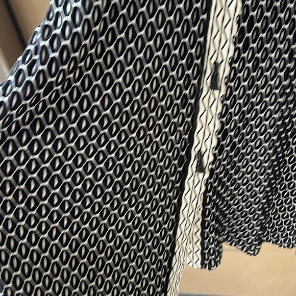 Amy B’s 2XL Black Cream Geo Textured Bell Sleeve Art to Wear Tunic Top - Picture 7 of 11